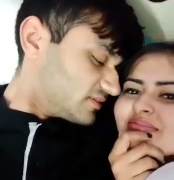 Desi Couple in full smooch action hindi audio